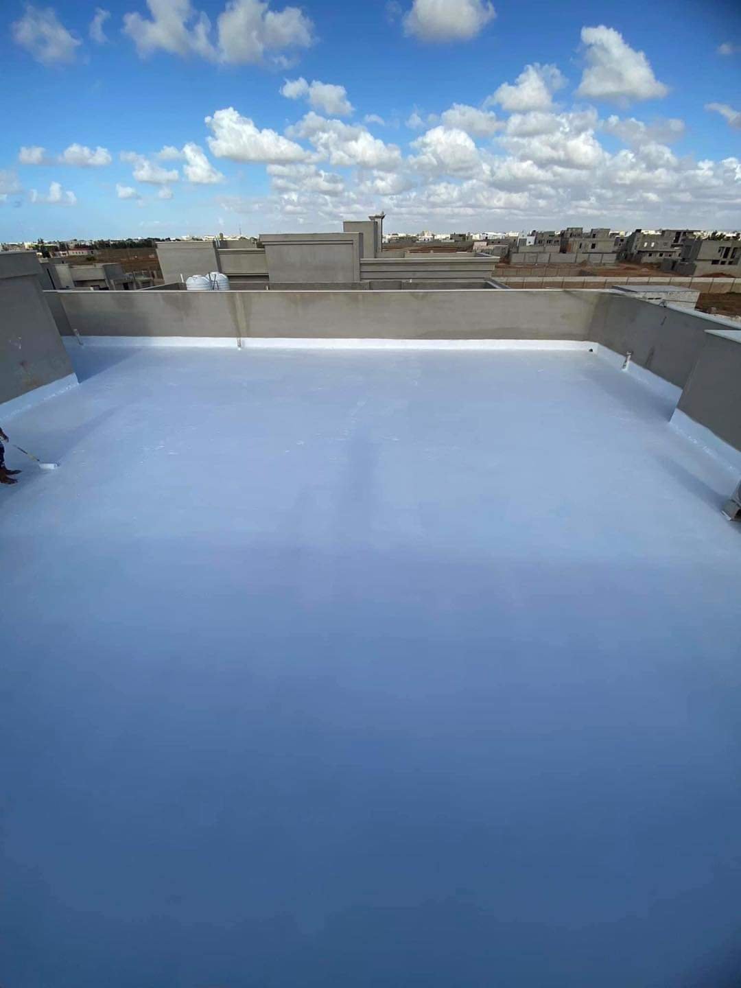 عزل أسطح دائم وفعال ضد تسرب المياه والحرارة في الدمام